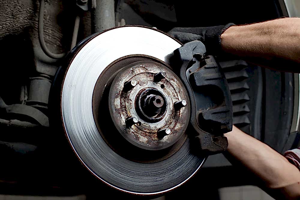 Замена передних тормозных колодок